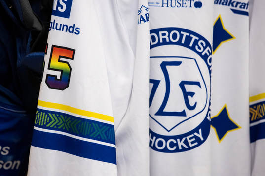 Tröja med nummer i pride färger