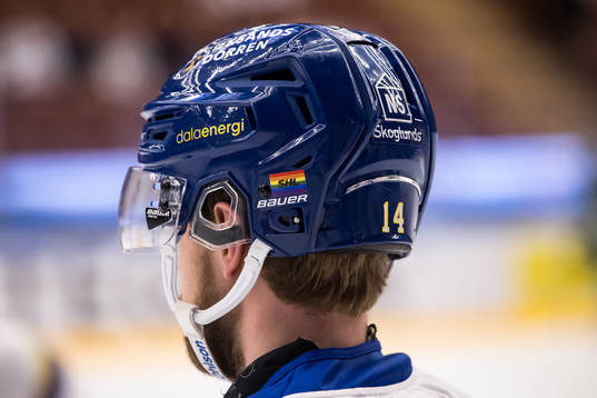 Pride flagga på hjälm