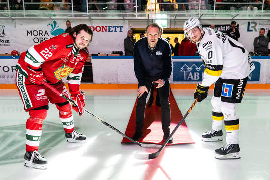 Niklas Lidström släpper matchpucken framför Moras Måns