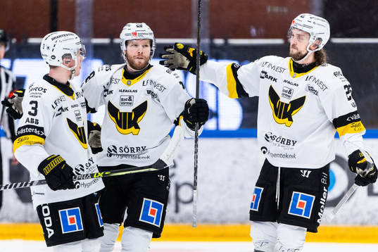 Västerås Lukas Zetterberg jublar med Ludvig Östman och