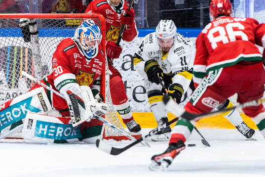 Moras målvakt Kari Piiroinen och Västerås Anton Svensson
