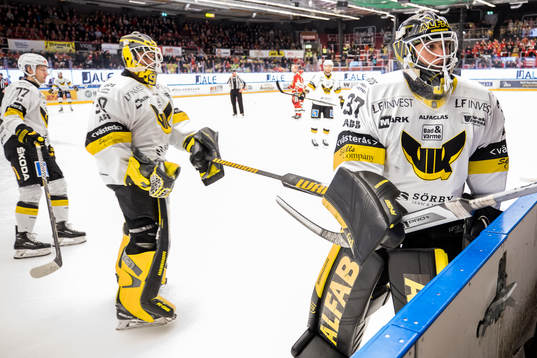 Västerås målvakt Johan Gustafsson byts in och Västerås