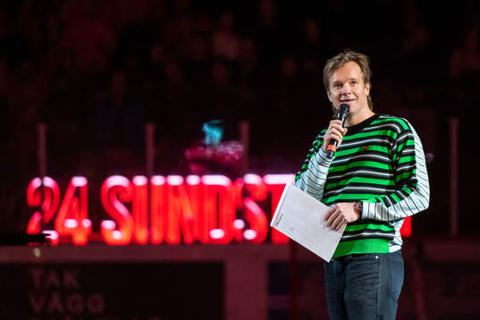 Henrik Johnsson Baryard leder hyllningen av Niklas