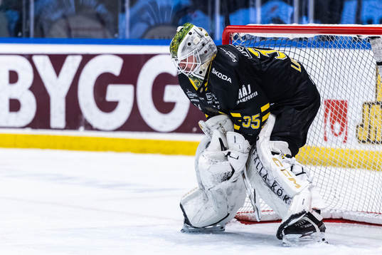 AIKs Målvakt Niklas Lundström deppar