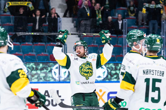 Björklövens Alex Hutchings jublar