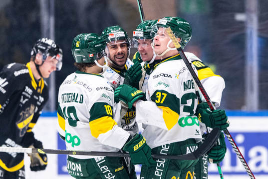 Björklövens Maxime Fortier jublar med lagkamrater