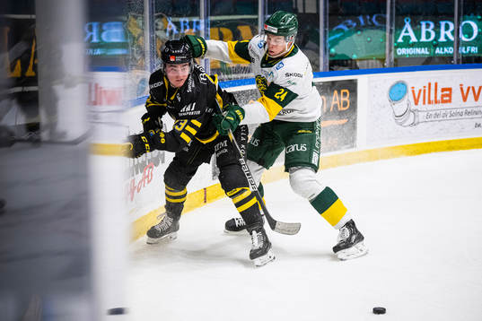 AIKs Christoffer Björk och Björklövens Linus Cronholm