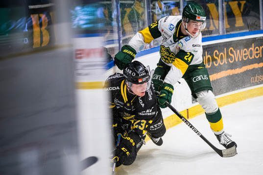 AIKs Christoffer Björk och Björklövens Linus Cronholm