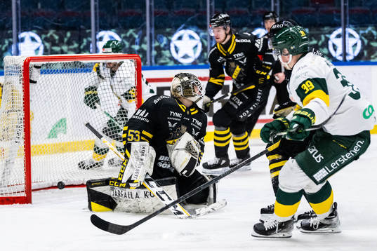 Björklövens Joel Mustonen gör 0-3 bakom AIKs målvakt