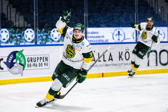 Björklövens Joel Mustonen jublar