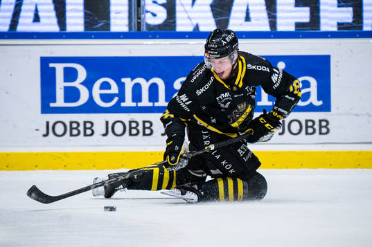 AIKs Thimo Nicklunder ishockeymatchen i Hockeyallsvenskan