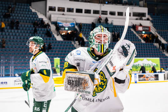 Björklövens målvakt Joona Voutilainen jublar