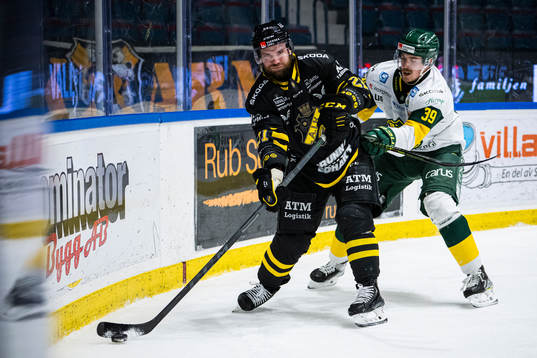 AIKs Christian Sandberg och Björklövens Joel Mustonen