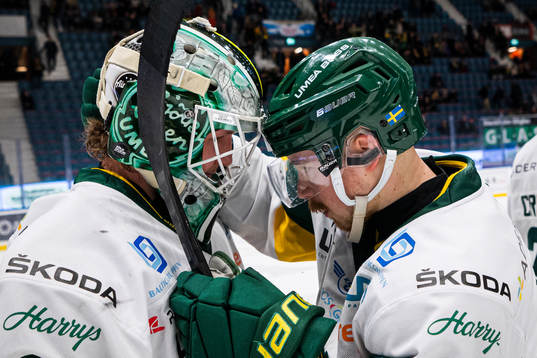 Björklövens Joel Mustonen jublar med målvakt Joona