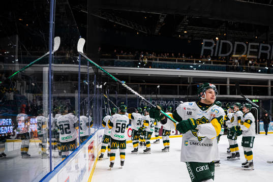Björklövens Scott Pooley jublar