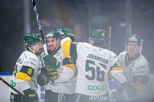 Björklövens Maxime Fortier jublar med lagkamrater