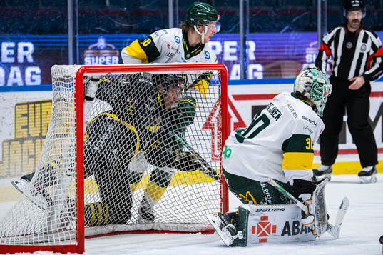 AIKs Oscar Nord bakom Björklövens målvakt Joona