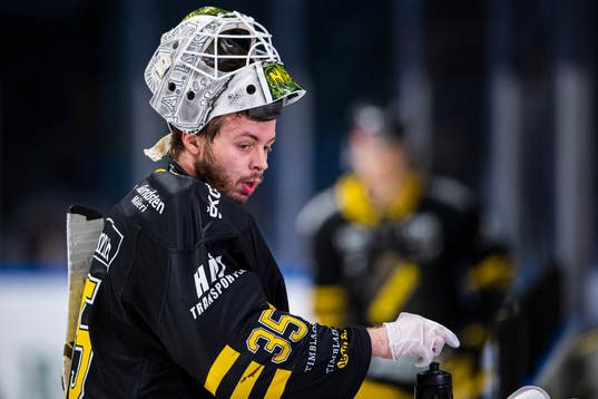 AIKs målvakt Niklas Lundström innan ishockeymatchen i