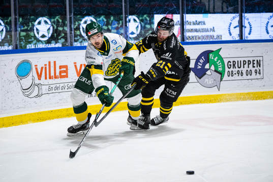 Björklövens Veeti Vainio och AIKs Christian Sandberg