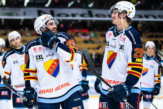 Djurgårdens Kevin Karlsson och Calle Odelius jublar