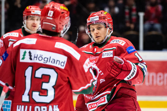 Modos Filip Sveningsson jublar