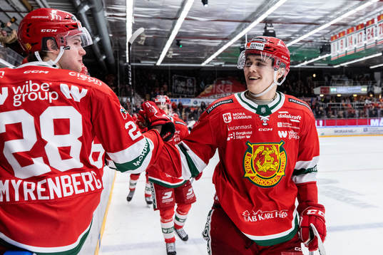 Moras Axel Sundberg jublar med Jonathan Myrenberg