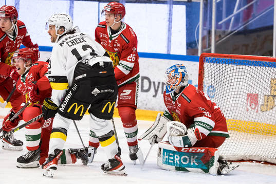 Moras Isac Heens och Moras målvakt Kari Piiroinen och