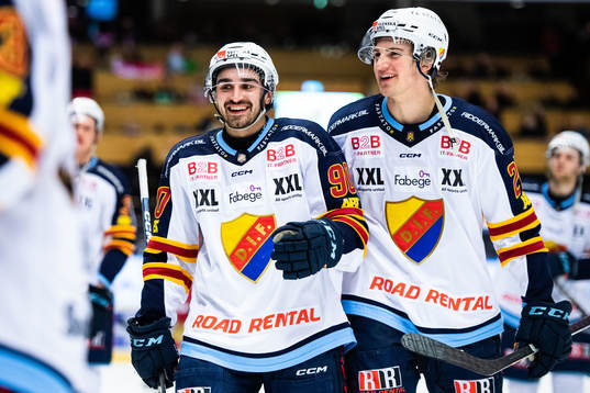 Djurgårdens Kevin Karlsson och Calle Odelius jublar