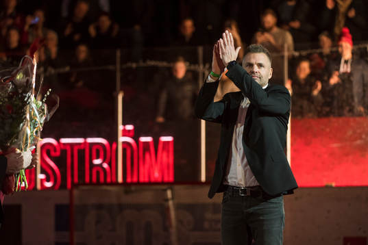 Niklas Sundström hyllas innan ishockeymatchen i