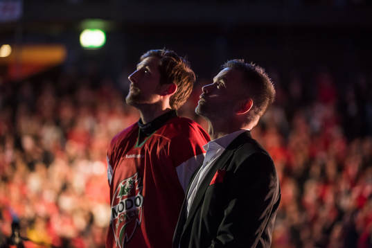 Niklas Sundström hyllas i sällskap av Oscar Nordin innan