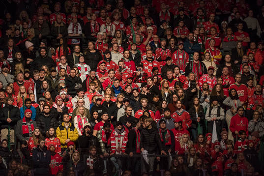 Modos supportrar innan ishockeymatchen i Hockeyallsvenskan