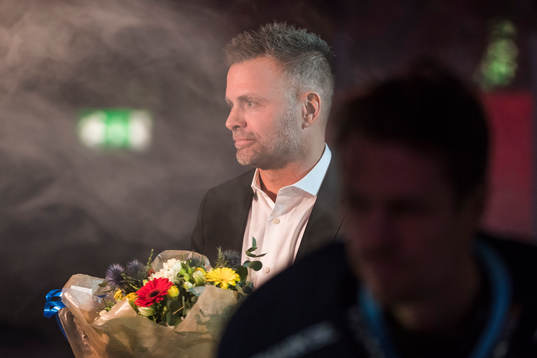 Niklas Sundström hyllas innan ishockeymatchen i