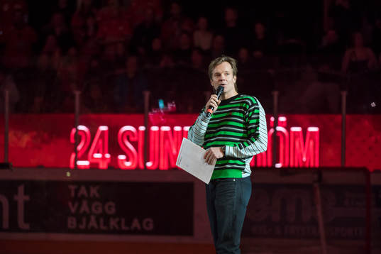 Henrik Johansson presenterar Niklas Sundström innan
