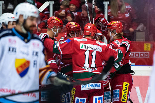 Modos Johan Södergran jublar med lagkamrater