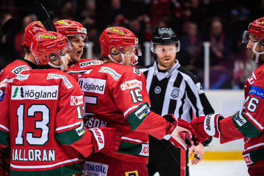 Modos Filip Sveningsson jublar med lagkamrater