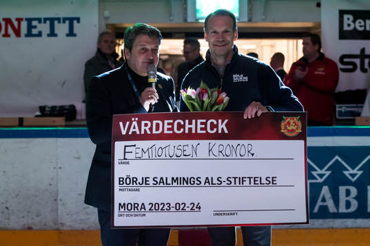 Niklas Lidström får en check av Moras  Peter Masuhr