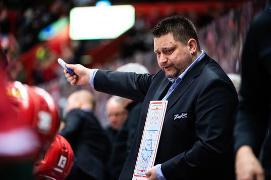 Modos tränare Mattias Karlin
