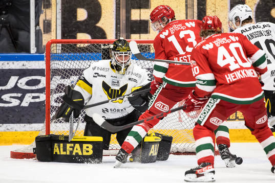 Moras Fabian Ilestedt och Västerås målvakt Johan