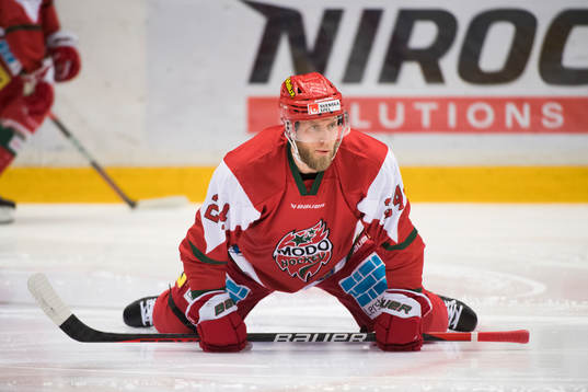 Modos Josef Ingman innan ishockeymatchen i