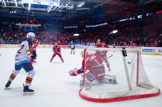 Djurgårdens Daniel Brodin (ej i bild) gör 0-1 bakom Modos