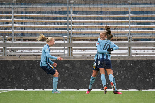 Djurgårdens Matilda Plan jublar med lagkamrater