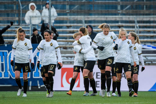 AIKs Monica Hagström jublar med lagkamrater