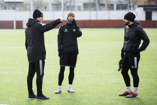 huvudtränare Fredrik Holmberg, Julius Lindberg och Mervan