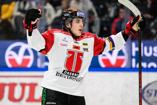 Örebros Leo Carlsson jublar