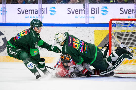 Örebros Robert Leino åker in i Färjestads målvakt