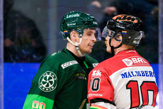 Färjestads Brandon Davidson och Örebros Rihards Marenis