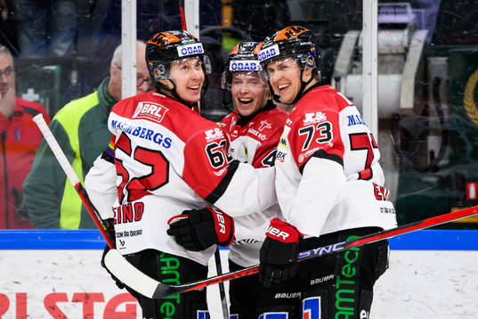 Örebros Elias Ekström jublar med lagkamrater