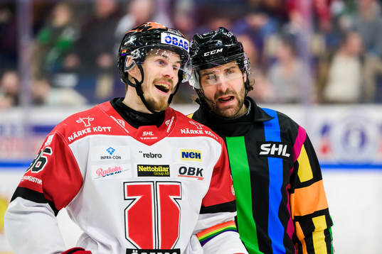 Örebros Emil Larsson och Domare Mikael Sjöqvist