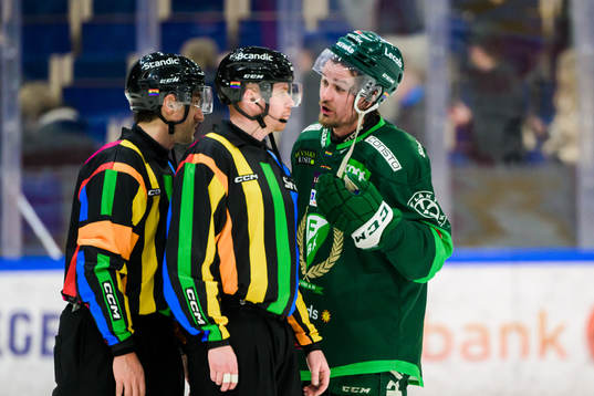 Domare Kristoffer Folkstrand och Färjestads Linus