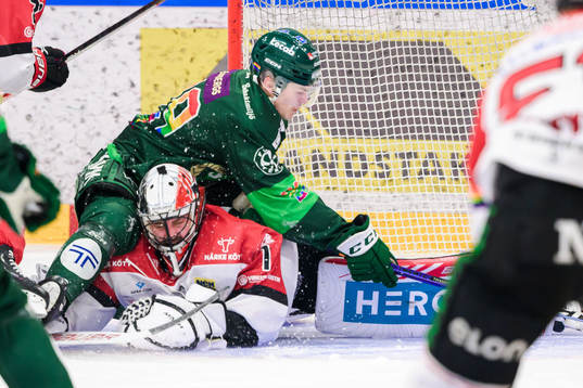 Färjestads Lucas Forsell och Örebros målvakt Jhonas